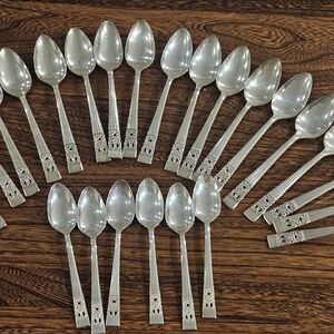 Vintage (1960s)Oneida Coronation Silverplate. 19 Spoons of various sizes.